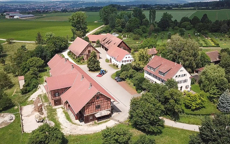 Luftbild des Bauernhofs mit verschiedenen Gebäuden