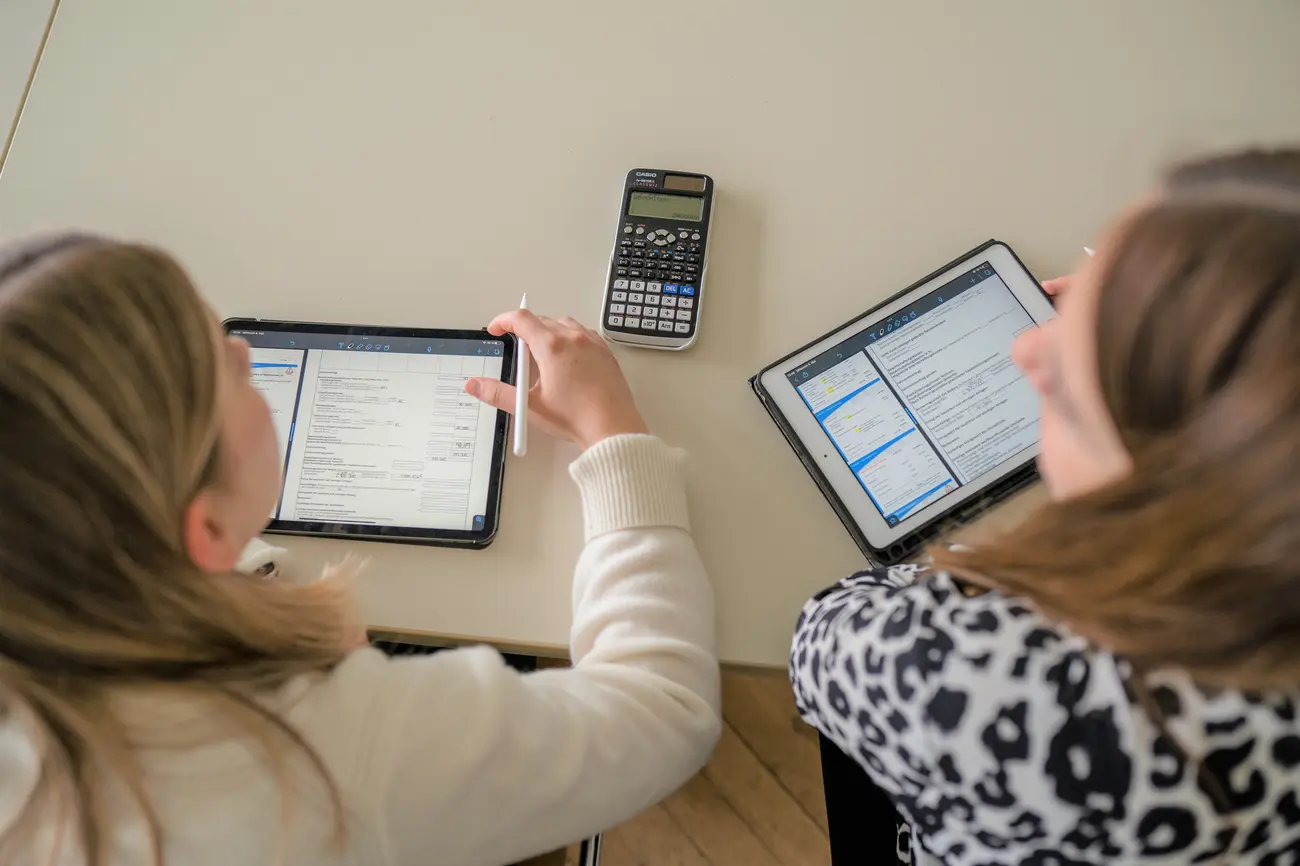 Studierende arbeiten am Tablet