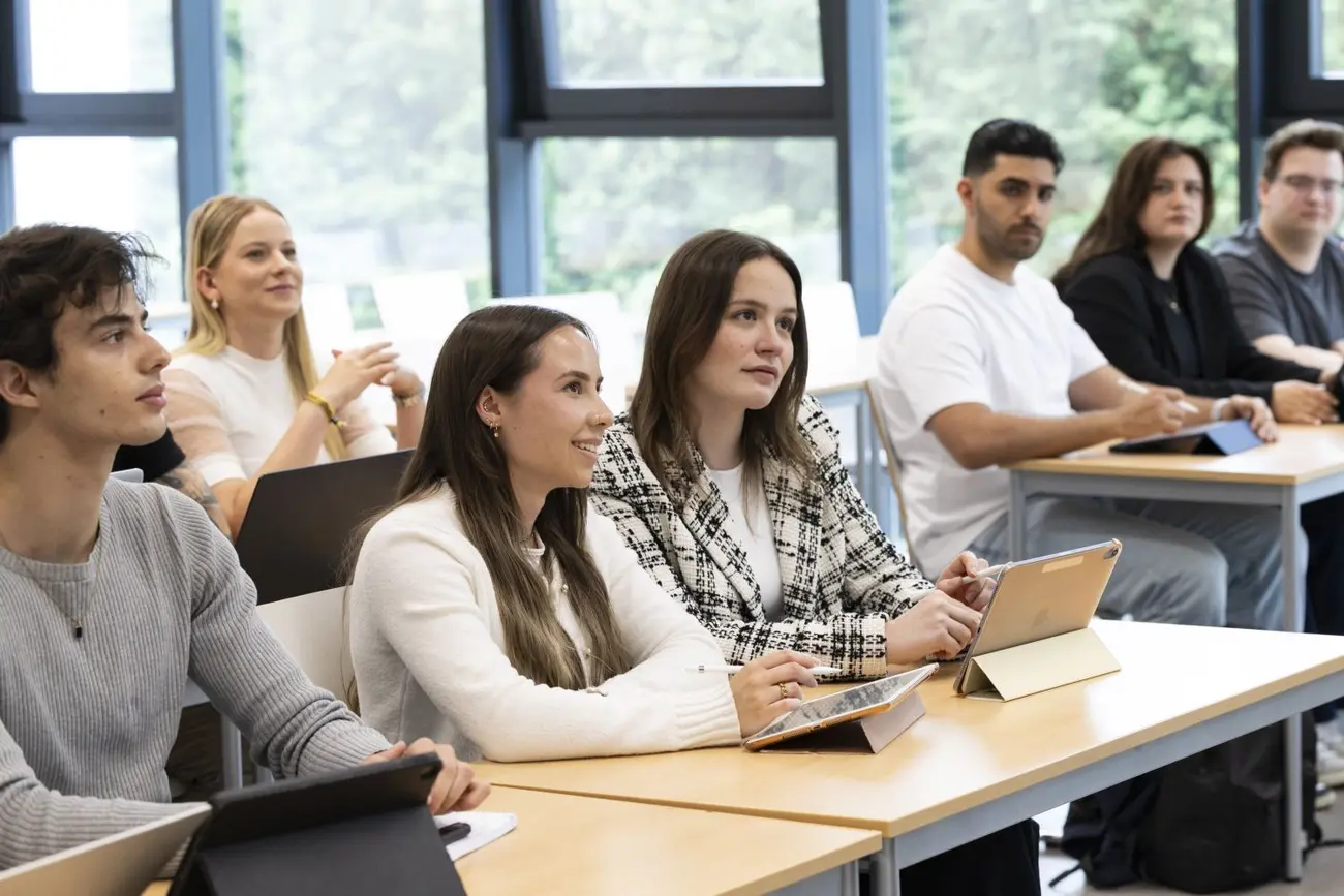 Studierende der Fakultät Betriebswirtschaft und internationale Finanzen in einer Vorlesung.
