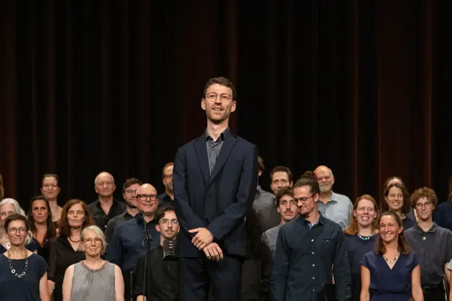 Chorleiter Thimo Härter mit dem Hochschulchor ©tzamalouka