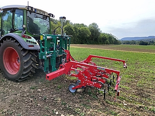 Verschieberahmen zwischen Traktor und Hacke