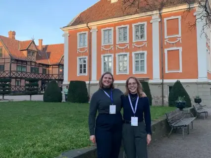 Sanja (l.) und Deborah (r.) zusammen auf einer Konferenz