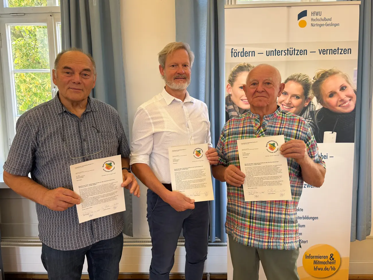 Siegfried Melzian (links) und Paul Pfinder (rechts) überreichen die Spende an den Geschäftsführer des HfWU-Hochschulbundes, Gerhard Schmücker