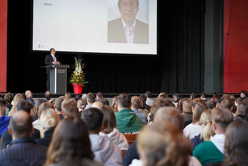 Rektor Frey redet vor Studierenden in Stadthalle