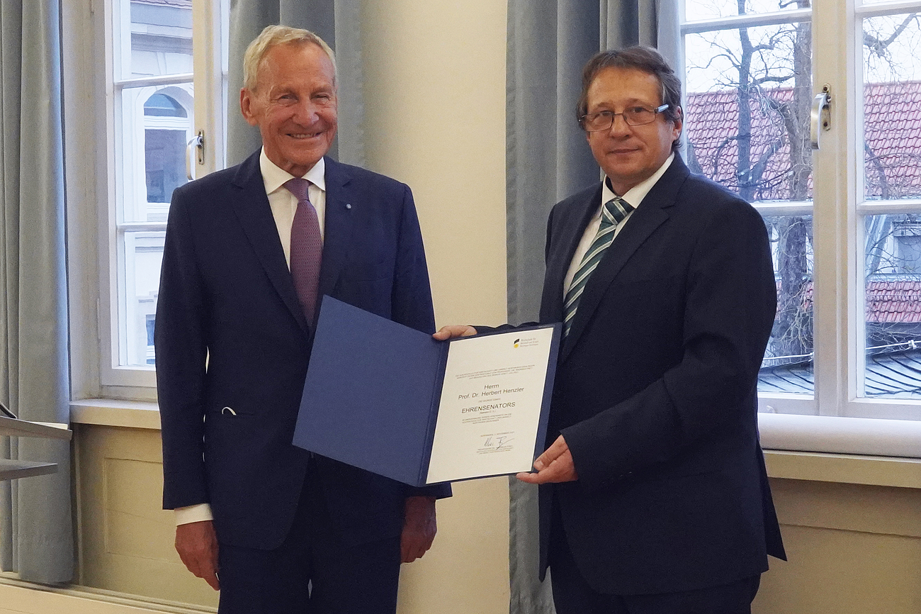 HfWU-Rektor Prof. Dr. Andreas Frey überreicht Prof. Dr. Herbert Henzler die Urkunde zur Bestellung als Ehrensenator