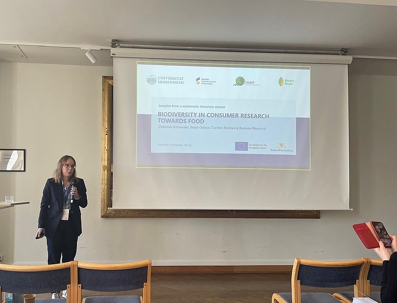 Bild von wissenschaftlicher Mitarbeitern aus TV5, die auf einer Konferenz in Schweden ihr Veröffentlichung präsentiert