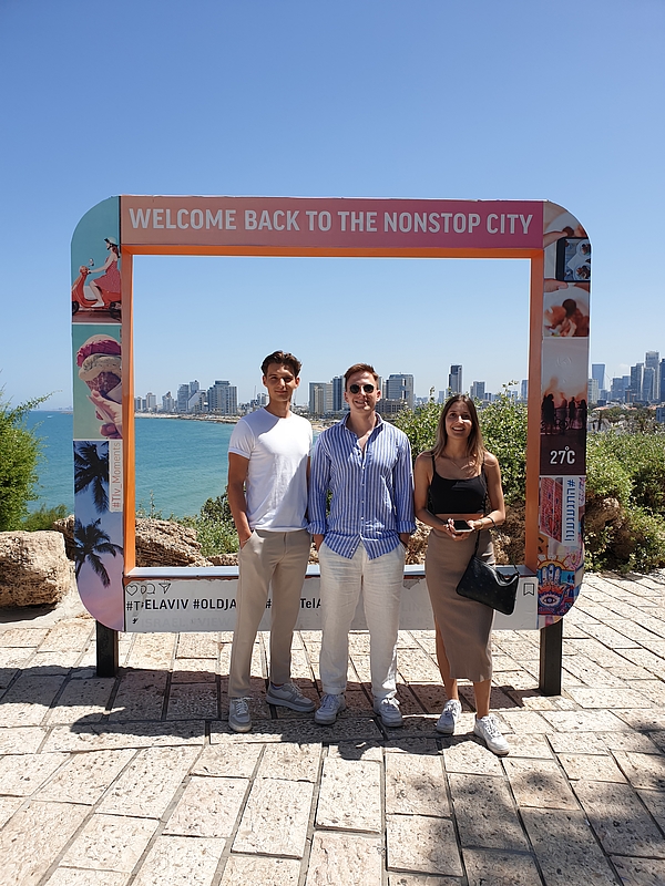 Studierende-Gruppe Jaffa-Blick auf Tel Aviv