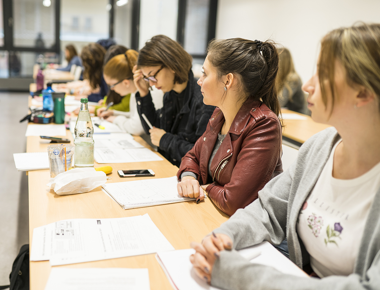 Studierende der Fakultät Betriebswirtschaft und internationale Finanzen in einer Vorlesung.