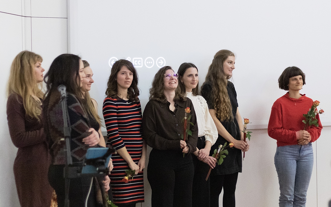 Absolvent:innen des Masterstudiums Kunsttherapie Jahrgang 2021/2022 Die Absolvent:innen des Masterstudiengangs Kunsttherapie Jahrgang 2021/2022 stehen in einer Gruppe zusammen. Sie haben soeben Blumen als Abschiedsgeschenk erhalten.