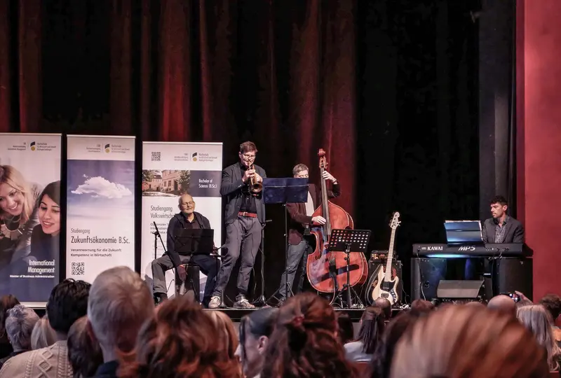 Band auf der Bühne