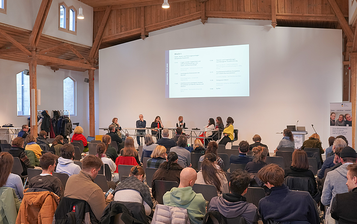 Tagungspublikum in der Alten Turnhalle in Nürtingen.