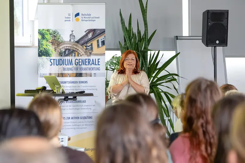 Referentin vor Publikum