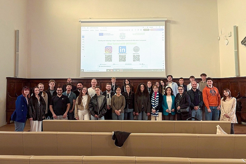Gruppenfoto der HfWU-Studierenden aus Betriebswirtschaft und Wirtschaftsrecht mit italienischen Studierenden während der Exkursion in Pisa