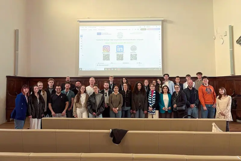 Gruppenfoto der HfWU-Studierenden aus Betriebswirtschaft und Wirtschaftsrecht mit italienischen Studierenden während der Exkursion in Pisa