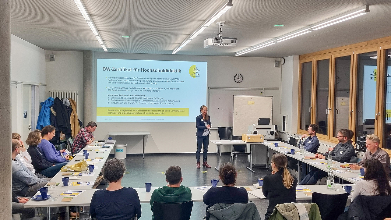 Menschen an Tischen, Rednerin 