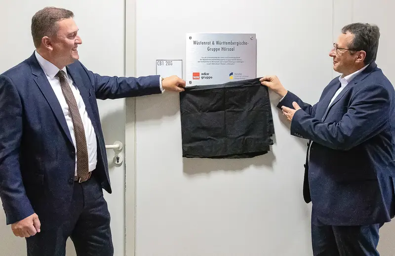 2 Personen vor Hörsaalschild