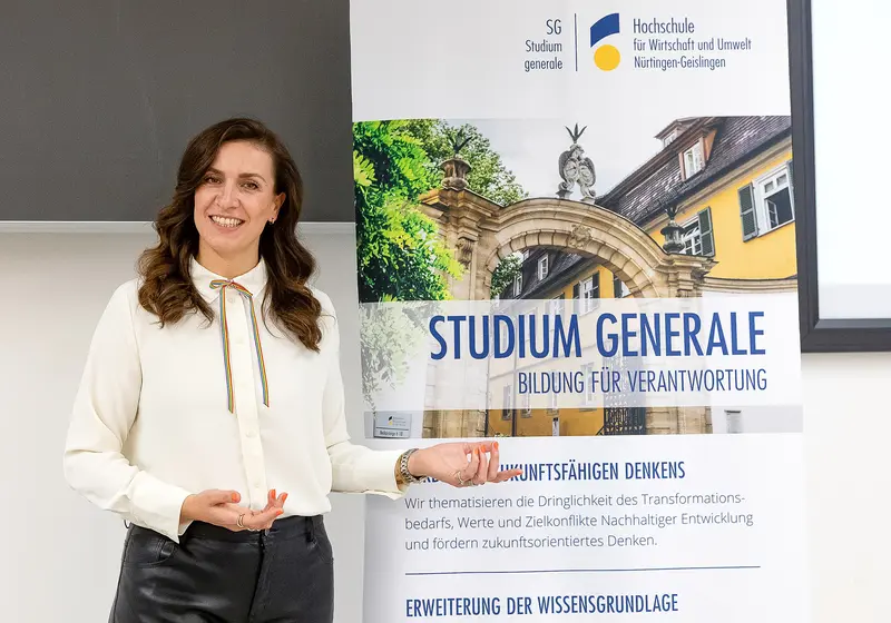 Referentin vor Studium-generale-Banner