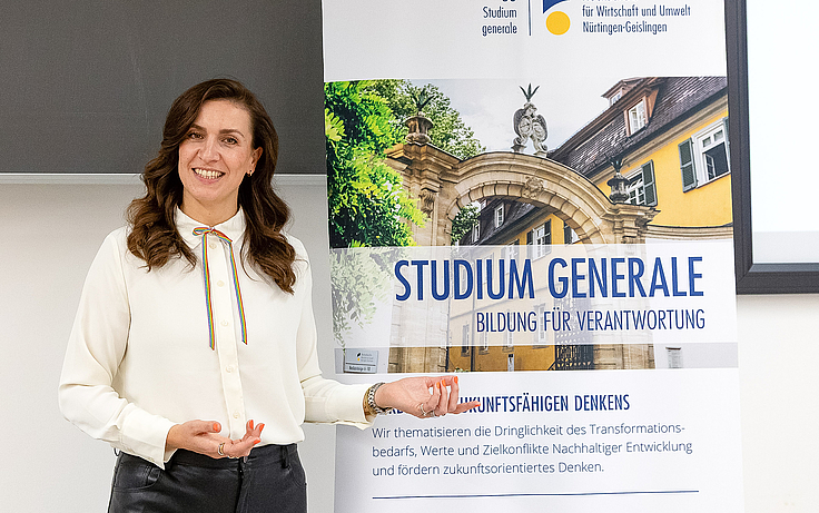 Referentin vor Studium-generale-Banner