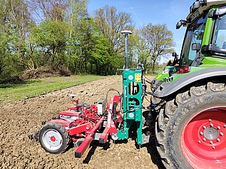 Traktor seitlich hinten mit Verschieberahmen und Hackmaschine