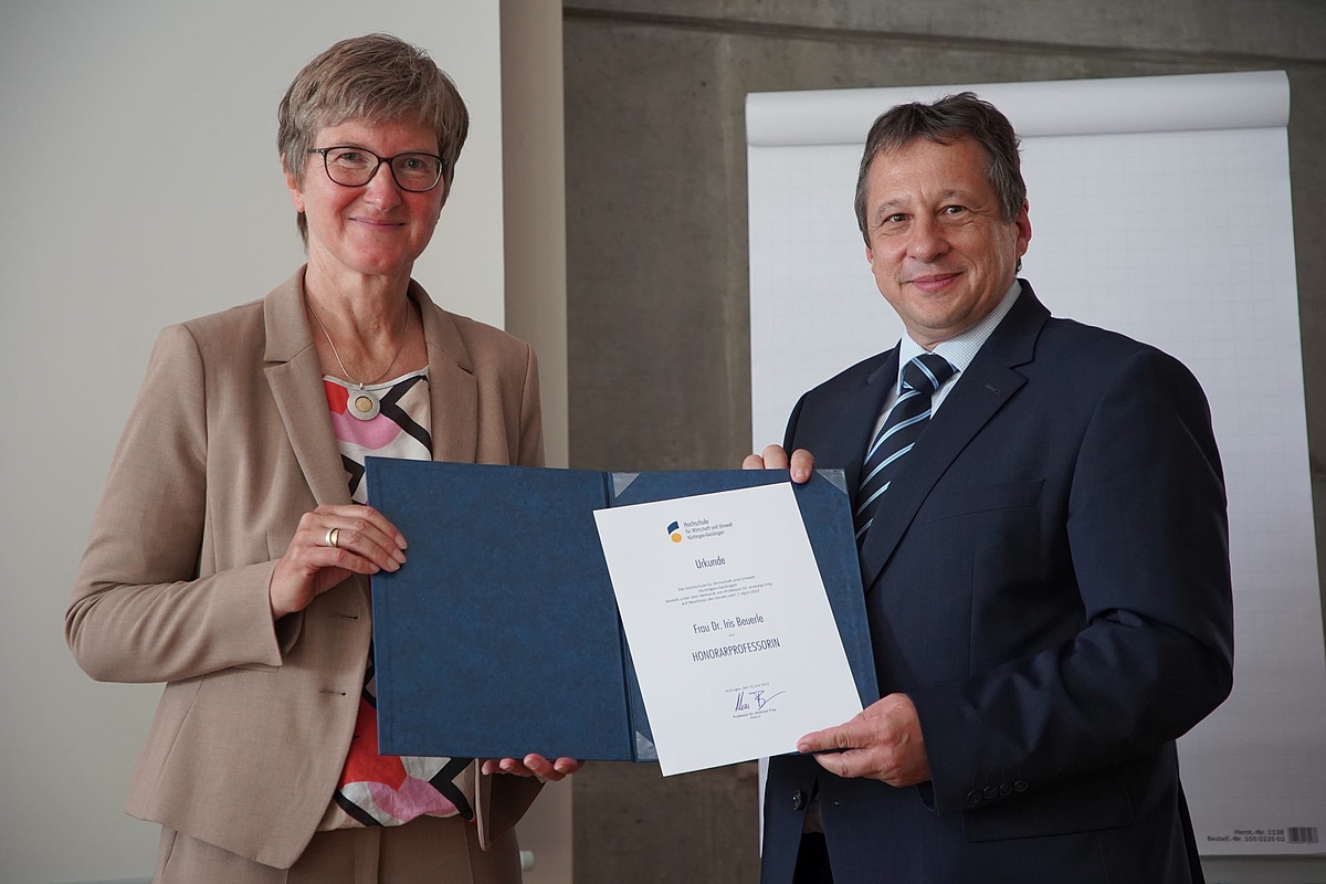 Dr. Iris Beuerle erhält die Urkunde zur Honorarprofessur von Prof. Dr. Andreas Frey