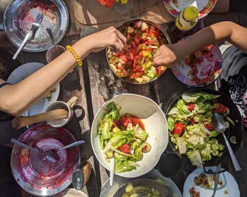 Tisch mit verschiedenen vegetarischen Zutaten