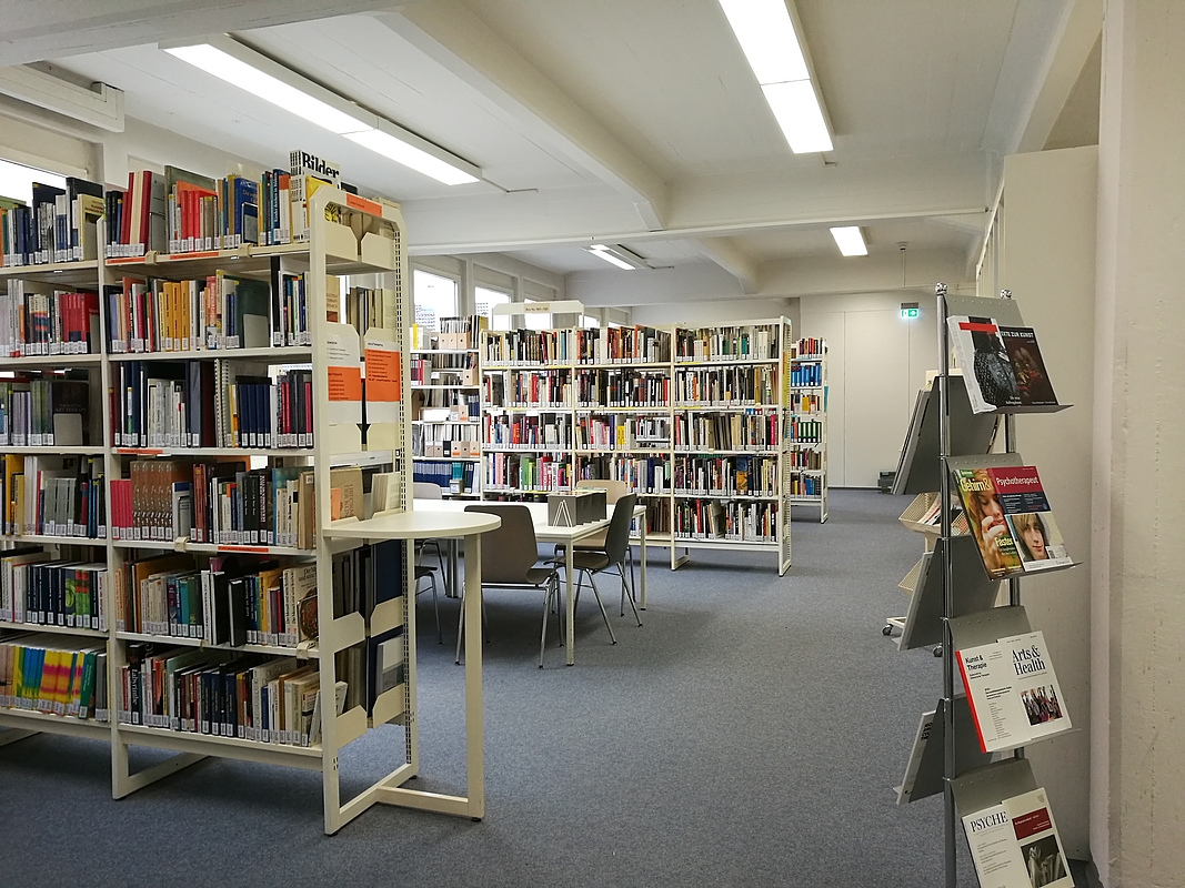 Bibliotheksbereich der Studiengänge Künstlerische Therapien im Campus Hauber