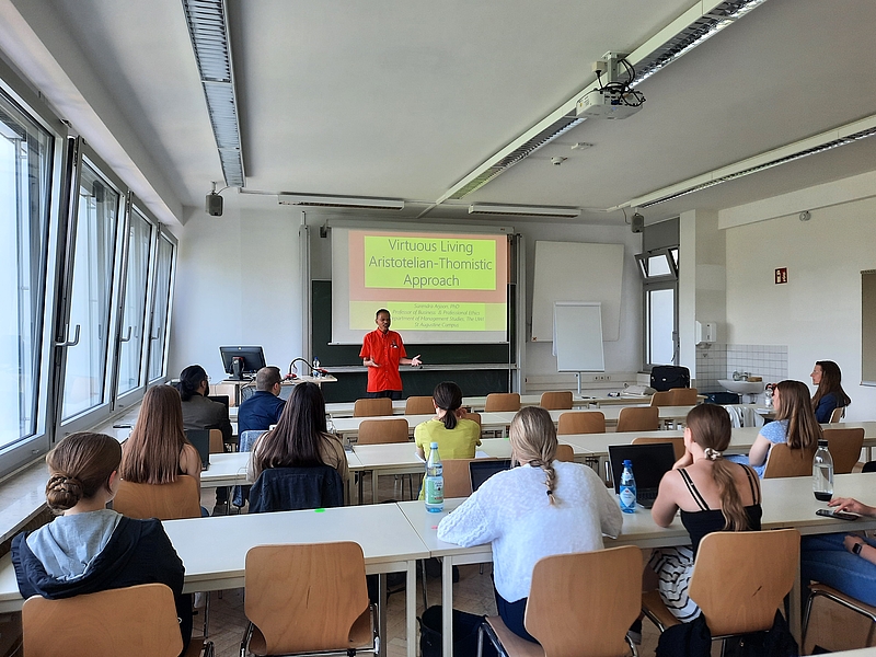 Visiting Professor Dr. Surendra Arjoon mit Studierenden im Hörsaal