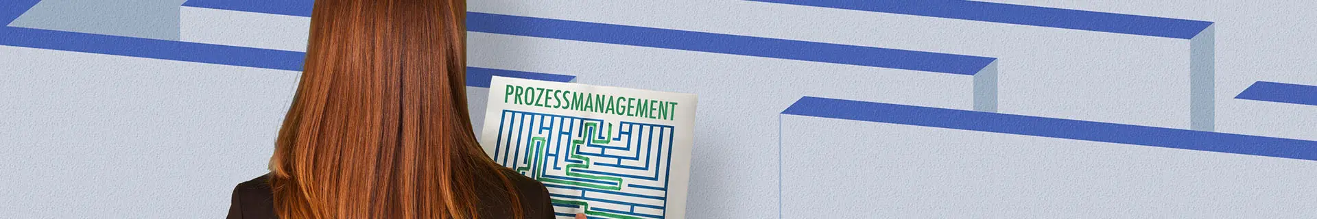 Das Bild zeigt eine Person mit langen braunen Haaren, die vor einem Labyrinth steht. Die Person hält ein Dokument oder Poster mit dem Titel „PROZESSMANAGEMENT“, auf dem ein komplexes Labyrinth abgebildet ist. Der Hintergrund besteht aus blauen und weißen Wänden, die die Struktur des Labyrinths formen. Das Bild vermittelt symbolisch die Idee, dass Prozessmanagement dabei hilft, sich durch komplexe Strukturen oder Herausforderungen zu navigieren. 