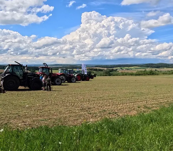 mehrere Traktoren stehen auf dem Feld zur Anschauung