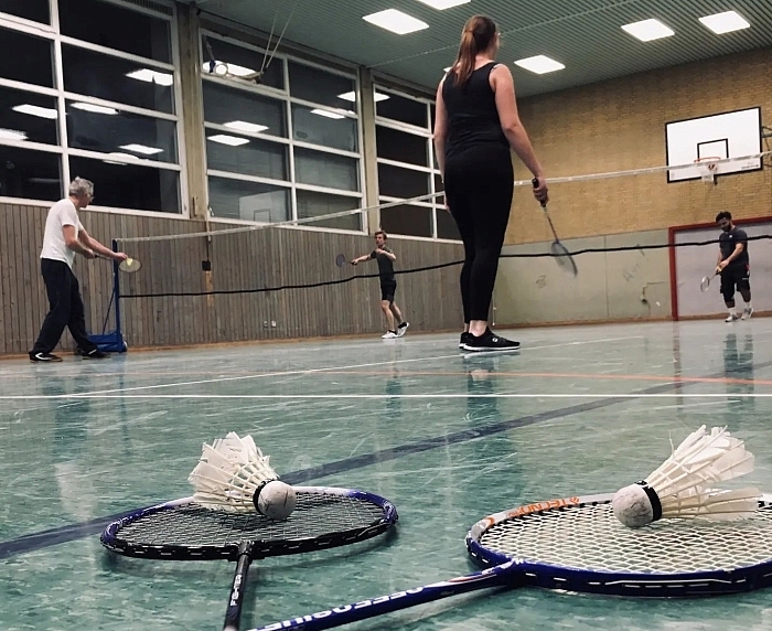 Federballspiel in der Turnhalle