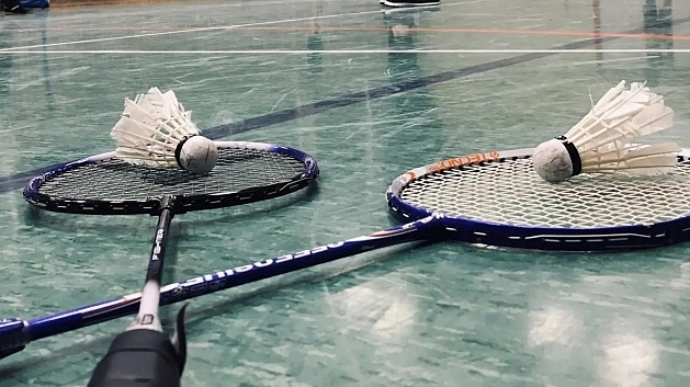 Federballspiel in der Turnhalle