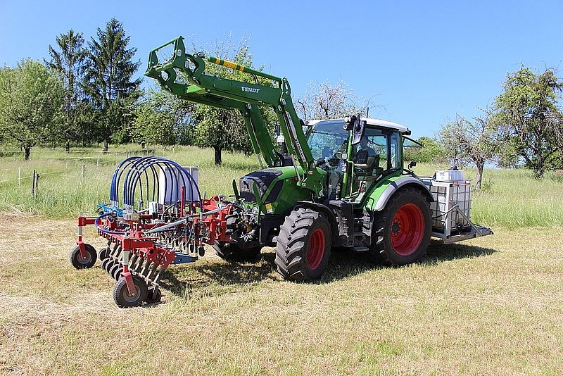 Traktor mit Spezialausrüstung auf abgemähtem Feld