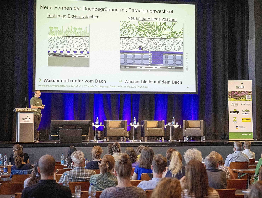 Redne vor Publikum in der Nürtinger Stadthalle