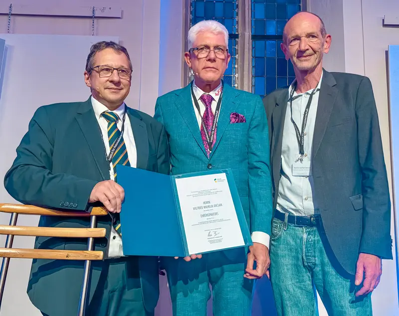 Drei Personen stehend, Anclam mit Urkunde