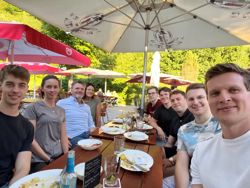 Studierende des Masterstudiengangs Controlling mit Prof. Dr. Ulrich Sailer und Susanne Hofer beim gemeinsamen Semesterabschluss