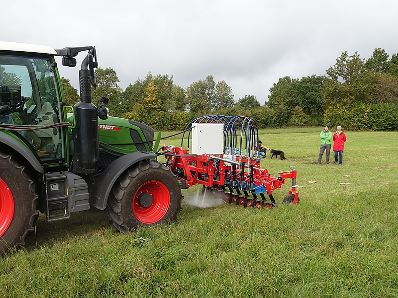 Traktor mit Anbau aus dem Hochdruck-Wasserstrahlengeschossen werden