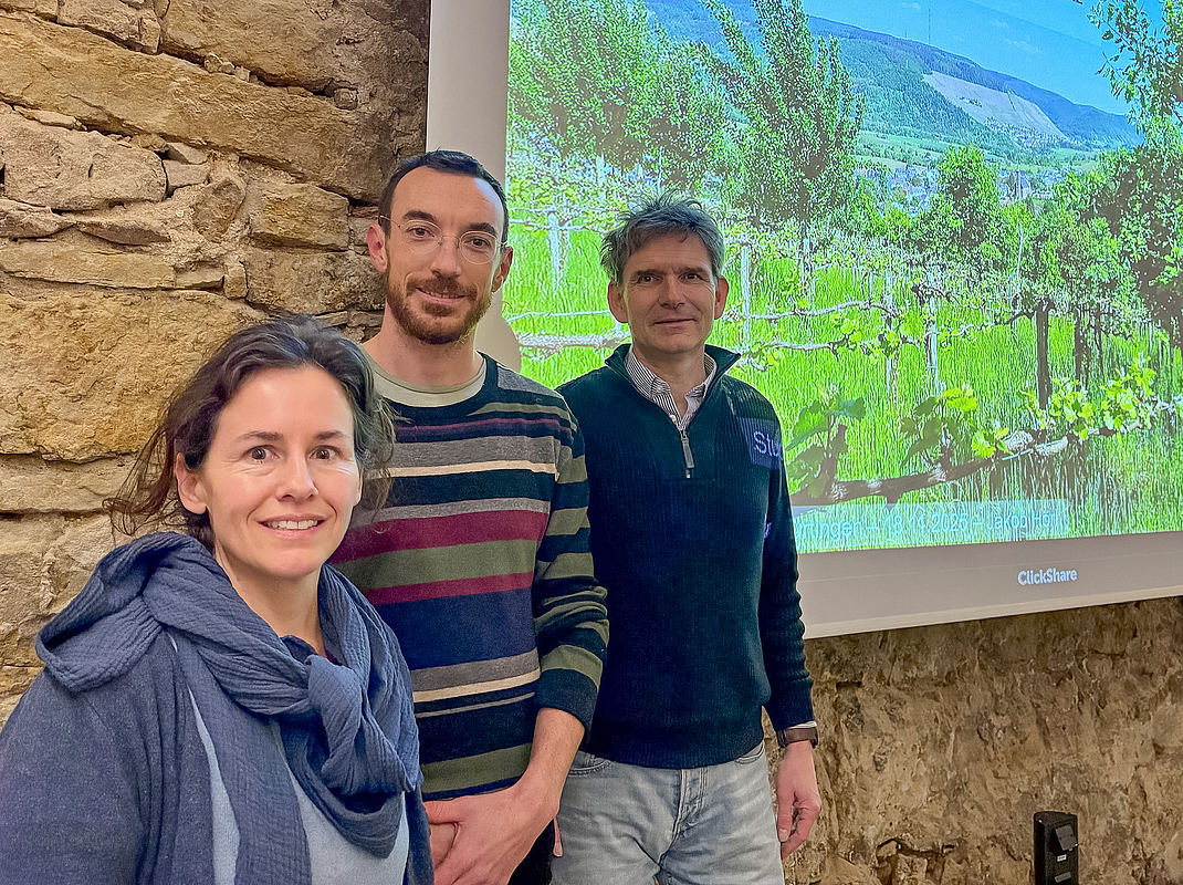 Die drei Personen vor Weinbergbild