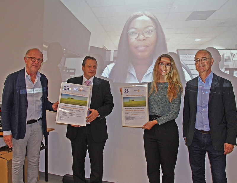 Die Preisträgerinnen Leonie Jonasson und Jane Enyia (per Video zugeschaltet), Rotary-Präsident Gerhard Schwenk (links), HfWU-Rekor Prof. Dr. Andreas Frey und Studiendekan Prof. Dr. Erskin Blunck (rechts).