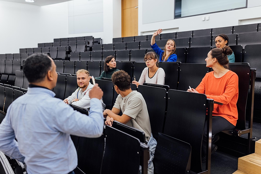 Studierende in der Vorlesung mit Dozent