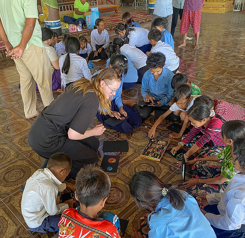 Mit Farbstiften malende Kinder
