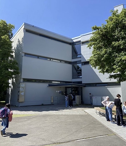 Eingang des Gymnasiums in Böblingen-Istzustand