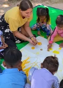 Kinder malen gemeinsam malen auf dem Boden 