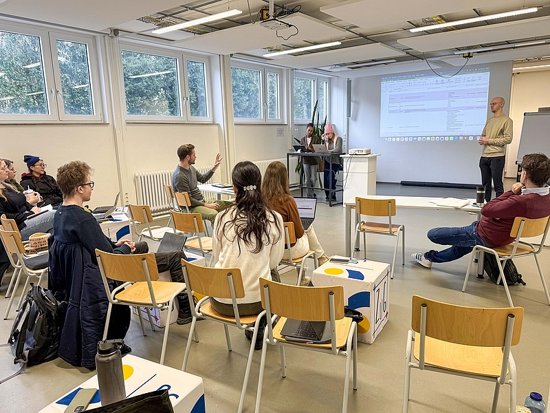 Diskussionsrunde mit ca. 10 Personen