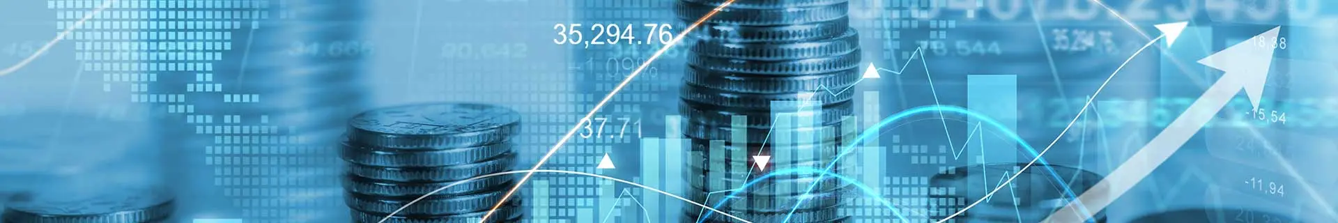 Das Bild zeigt ein Finanzthema mit mehreren gestapelten Münzen im Vordergrund. Darüber sind verschiedene Diagramme und Zahlen eingeblendet – darunter Balkendiagramme, Liniendiagramme und Pfeile, die Wachstum oder Trends darstellen. Sichtbare Zahlen sind unter anderem „35.294,76“ und „37,71“. Im Hintergrund ist eine Weltkarte aus kleinen Quadraten zu erkennen, was auf einen globalen wirtschaftlichen Kontext hinweist.