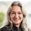 Porträt von Prof. Andrea Spielvogel, Professorin für Künstliche Intelligenz in der Unternehmenspraxis an der Digital Business School @ HfWU, Dozentin für Digital Customer Touchpoints mit KI und Chatbots im Modul AI & Immersive Web based Customer Experience Management