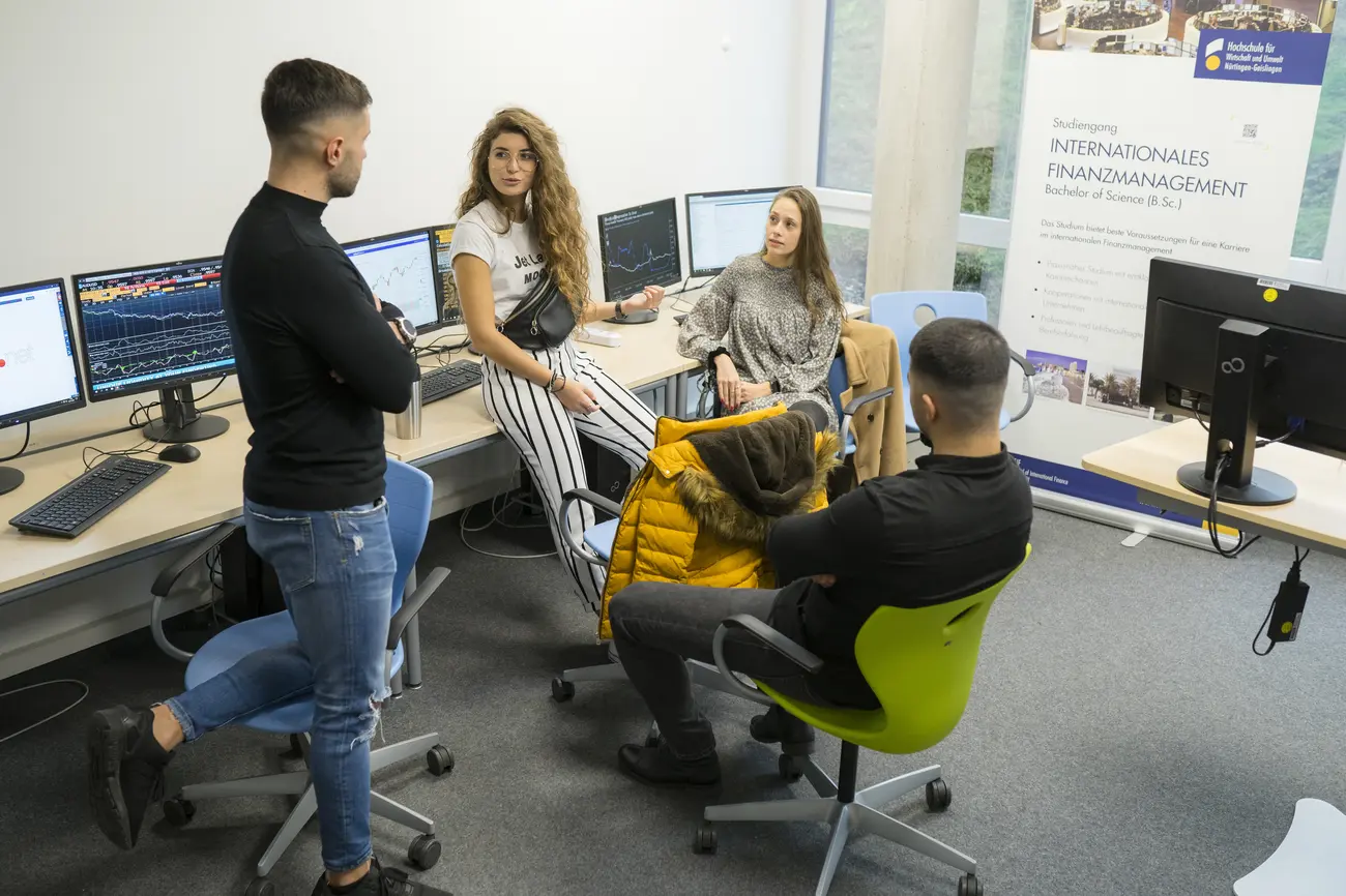 Studierende im Finance-Lab der HfWU
