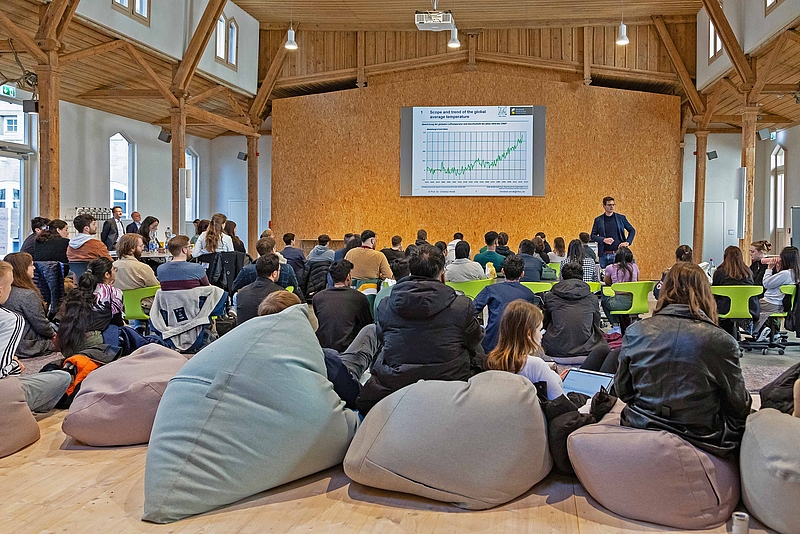 Gruppe von Studierenden auf Sitzssäcken, historische Halle