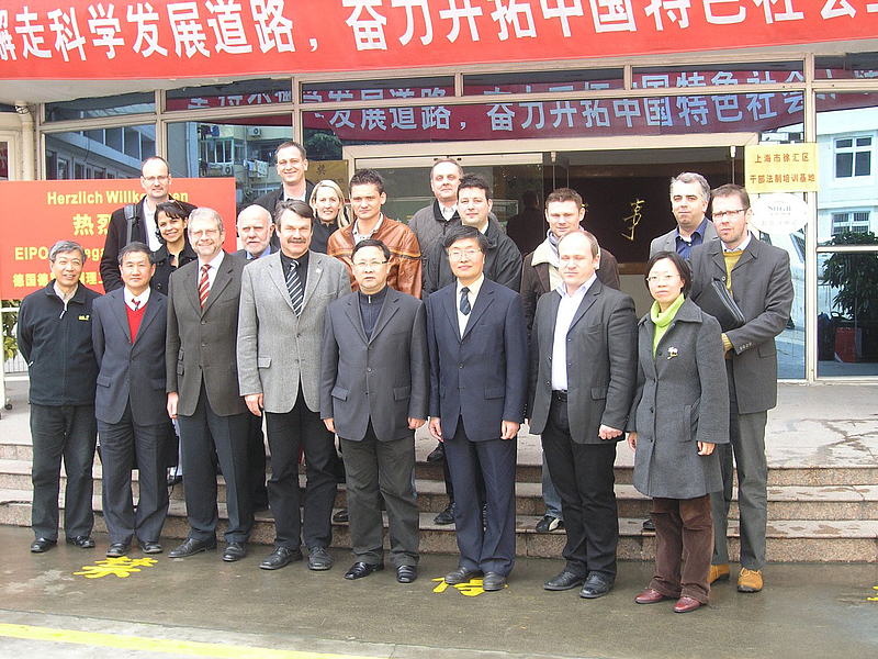 Studienreisegruppe mit Vertretern der Shanghai University