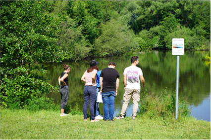 Veranstaltung Vor Ort: Wasserprobennahme am Weiher (Foto: D. Almeida-Streitwieser)