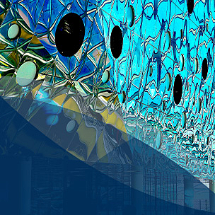 Innenraum eines modernen Gebäudes mit geometrischem Glasdach, reflektierenden Deckenpaneelen und hohen Säulen, erfüllt von natürlichem Licht und Besuchern.